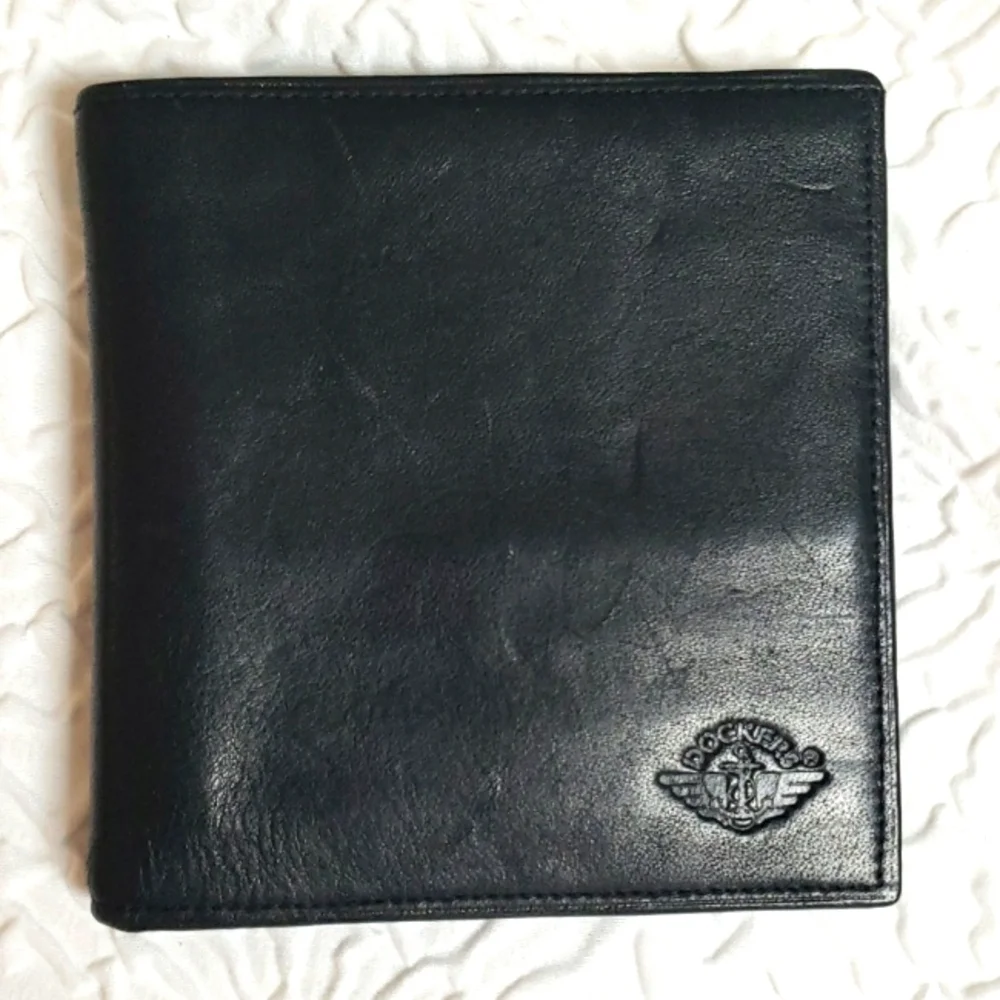 Docker Mens Fullgrain Leather black bifold square wallet. Size 4